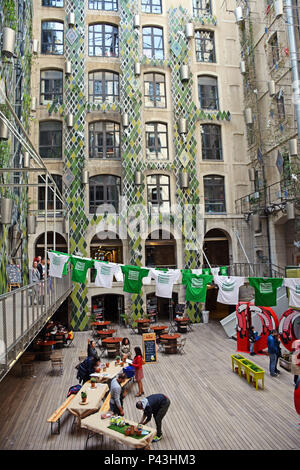 Les Docks Dorf, restaurierten alten Docks (Geschäfts- und Handelszentrum), La Joliette Bezirk, Marseille, Bouches-du-Rhône, Frankreich Stockfoto