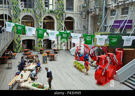 Les Docks Dorf, restaurierten alten Docks (Geschäfts- und Handelszentrum), La Joliette Bezirk, Marseille, Bouches-du-Rhône, Frankreich Stockfoto