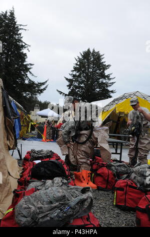 Der Nationalgarde an die Oregon und Kentucky's National Guard CBRNE Erweiterte Antwort kraft Paket (CERFP) Suche und Extraktion Team Suit Up für Bewegung während der cascadia Rising übung Juni 8, 2016 zugeordnet, am Lager Rilea, Oregon. Cascadia Rising simuliert einen 9,0-Erdbeben entlang der Cascadia Subduktionszone, welche Tests der Oregon und Fähigkeit, Kentucky's National Guard neben lokalen, staatlichen und föderalen Ersthelfer und öffentliche Sicherheit Beamten während eines Disaster Response Anstrengung zu arbeiten. Die Kentucky Soldaten sind die Einheiten des 103. Chemische Bataillon zugeordnet. ( Stockfoto