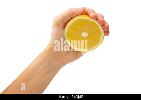 Weibliche Hand zusammendrücken. Die Hälfte der Zitrone auf weißem Hintergrund, gesunde Ernährung und Diät Konzept. Stockfoto