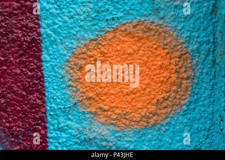 Orange und Rot graffiti Details auf einem Blau gestrichene Wand, Fassade. Zusammenfassung Hintergrund, Hintergrundbilder Stockfoto