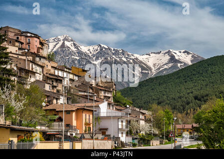 Corno Grande massiv, Ansicht von der Straße 17a in Camarda, Gran Sasso d'Italia Berge, Gran Sasso-Laga Nationalpark, Ende April, Abruzzen, Italien Stockfoto