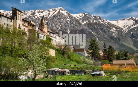 Corno Grande Massiv Gran Sasso d'Italia Berge, die Stadt von Assergi, Gran Sasso-Laga Nationalpark, Ende April, Abruzzen, Italien Stockfoto
