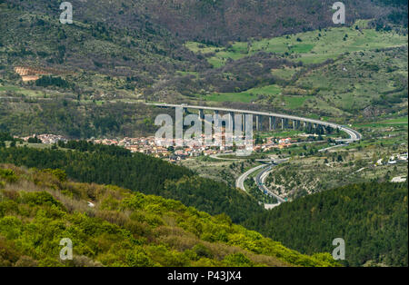 Autobahn A 24 über die Stadt von Assergi, in der Nähe der Galleria del Gran Sasso Tunnel unter Corno Grande massiv, Gran Sasso-Laga Nationalpark, Abruzzen, Italien Stockfoto
