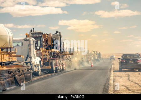 Straße Resurfacing mit Wärme und Luftverschmutzung verdecken Vision für Treiber, New Mexico, USA Stockfoto