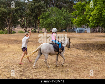 Junge Kind lernen in der Upper Hunter Valley, NSW, Australien zu fahren. Stockfoto