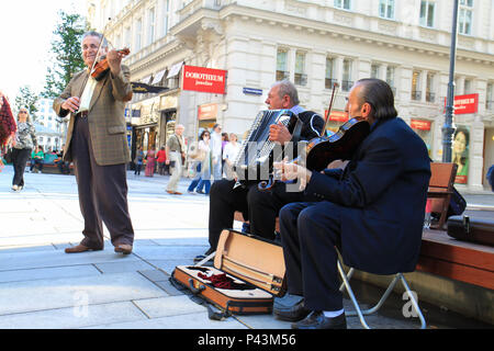Wien, Österreich - 25. Mai: Senior Straßenmusikanten unterhalten Touristen auf der Straße von Wien, 25. Mai 2010 in Wien, Österreich Stockfoto