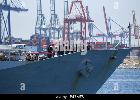 Juni 17, 2018 - Valencia, Spanien: Italienische Personal auf dem italienischen Boot Orione. Die orione ist Transport einige der Migranten durch Wassermann aus Libyen gerettet. *** Frankreich/KEINE VERKÄUFE IN SCHWEDEN, Dänemark, Norwegen, Finnland vor Juni 25, 2018 *** Stockfoto