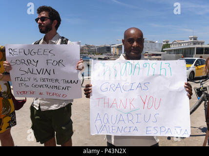 Juni 17, 2018 - Valencia, Spanien: Nationale Italienische Antonio Famiglietti (L) und äthiopischen nationalen Girma Ayele halten Banner zugunsten der Wassermann migrant Rettung Schiff in den Hafen von Valencia.*** FRANKREICH/KEINE VERKÄUFE IN SCHWEDEN, Dänemark, Norwegen, Finnland vor Juni 25, 2018 *** Stockfoto