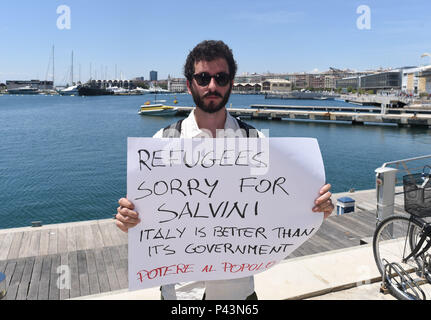 Juni 17, 2018 - Valencia, Spanien: Nationale Italienische Antonio Famiglietti hält einen Banner im Hafen von Valencia gegen Behandlung seines Landes für den Wassermann Rettung Schiff zu protestieren. *** Frankreich/KEINE VERKÄUFE IN SCHWEDEN, Dänemark, Norwegen, Finnland vor Juni 25, 2018 *** Stockfoto