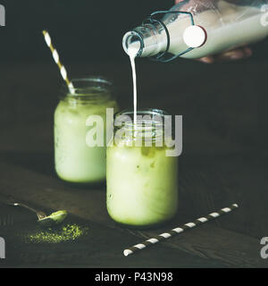 Erfrischende Eistee coconut Matcha Latte in Gläsern, kopieren Raum Stockfoto
