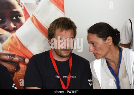 Juni 17, 2018 - Valencia, Spanien: Der Mitbegründer und Leiter des SOS Mediterranee, Sophie Beau (R), nimmt an einer Pressekonferenz in Valencia nach der Ankunft der Wassermann Rettung Schiff in Valencia. *** Frankreich/KEINE VERKÄUFE IN SCHWEDEN, Dänemark, Norwegen, Finnland vor Juni 25, 2018 *** Stockfoto