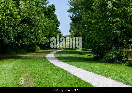 Wicklung walking Pfad durch den Rasen, Bäume und Grünflächen in Ontario, Kanada. Stockfoto
