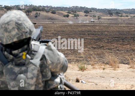 Soldaten der Delta Firma, 1-294 th Infanterie Regiment conduct Einarbeitung Brand mit der Mark-19 Granatwerfer Juni 9, 2016 in Camp Roberts, Kalifornien. 1-294 th Infanterie Regiment wird die Teilnahme an Exportierbar Kampftraining Fähigkeit im Camp Roberts. XCTC Züge der Feuerwehr - sortierte Elemente in Infanterie Taktik für die Bereitstellung. Die Ausbildung beinhaltet auch eine Sitzung für Kommandanten die Ausbildung Mängel, für ihre Einheiten zu bewerten. Stockfoto