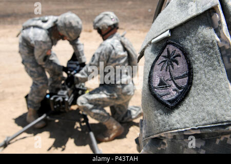 Soldaten der Delta Firma, 1-294 th Infanterie Regiment conduct Einarbeitung Brand mit der Mark-19 Granatwerfer Juni 9, 2016 in Camp Roberts, Kalifornien. 1-294 th Infanterie Regiment wird die Teilnahme an Exportierbar Kampftraining Fähigkeit im Camp Roberts. XCTC Züge der Feuerwehr - sortierte Elemente in Infanterie Taktik für die Bereitstellung. Die Ausbildung beinhaltet auch eine Sitzung für Kommandanten die Ausbildung Mängel, für ihre Einheiten zu bewerten. Stockfoto