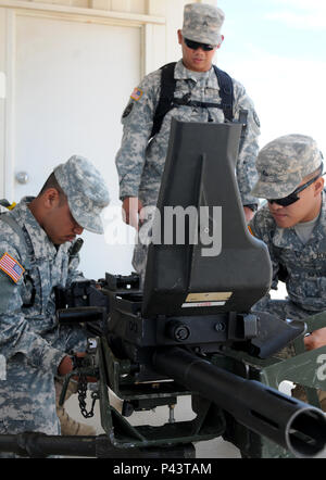 Soldaten der Delta Firma, 1-294 th Infanterie Regiment zerlegen und die Mark-19 Granatwerfer Juni 9, 2016 in Camp Roberts, Kalifornien wieder zusammenbauen. 1-294 th Infanterie Regiment wird die Teilnahme an Exportierbar Kampftraining Fähigkeit im Camp Roberts. XCTC Züge der Feuerwehr - sortierte Elemente in Infanterie Taktik für die Bereitstellung. Die Ausbildung beinhaltet auch eine Sitzung für Kommandanten die Ausbildung Mängel, für ihre Einheiten zu bewerten. Stockfoto