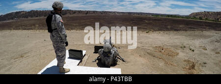 Soldaten der Delta Firma, 1-294 th Infanterie Regiment conduct Einarbeitung Brand mit der Mark-19 Granatwerfer Juni 9, 2016 in Camp Roberts, Kalifornien. 1-294 th Infanterie Regiment wird die Teilnahme an Exportierbar Kampftraining Fähigkeit im Camp Roberts. XCTC Züge der Feuerwehr - sortierte Elemente in Infanterie Taktik für die Bereitstellung. Die Ausbildung beinhaltet auch eine Sitzung für Kommandanten die Ausbildung Mängel, für ihre Einheiten zu bewerten. Stockfoto