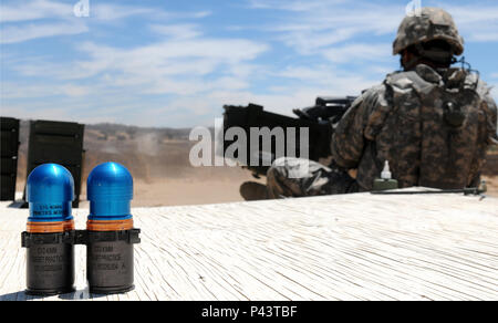 Soldaten der Delta Firma, 1-294 th Infanterie Regiment conduct Einarbeitung Brand mit der Mark-19 Granatwerfer Juni 9, 2016 in Camp Roberts, Kalifornien. 1-294 th Infanterie Regiment wird die Teilnahme an Exportierbar Kampftraining Fähigkeit im Camp Roberts. XCTC Züge der Feuerwehr - sortierte Elemente in Infanterie Taktik für die Bereitstellung. Die Ausbildung beinhaltet auch eine Sitzung für Kommandanten die Ausbildung Mängel, für ihre Einheiten zu bewerten. Stockfoto