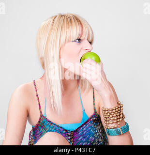 Schöne junge Frau das Essen der Green Apple. Stockfoto