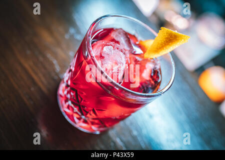 Rosa und Rot frischen bunten exotischen alkoholfreien Cocktail mit Zitrone und Eis in der Bar. Bunte rosa Soft Drink mit Eis an der Bar. Red cocktail Stockfoto