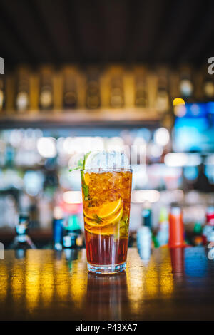 Frischen bunten exotischen alkoholfreien Cocktail mit Kalk in der Bar. Bunte gold Soft Drink mit Zitronen auf der Bar. Jagermeister Mojito Cocktail Stockfoto