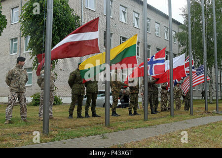 Soldaten und Marines aus sechs North Atlantic Treaty Organisation Verbündeten stehen bereit, Flagge ihres Landes vor der Eröffnungsfeier der Sabre Streik 16., 11. Juni, in Adazi Militärbasis, Lettland zu erhöhen. Die US-Armee Europa - LED-kooperative Ausbildung Übung bietet Service für Mitglieder von F Troop, 2nd Squadron und B Batterie, Field Artillery Squadron, 2.Kavallerie Regiments, das United States Marine Corps, Corps des Vereinigten Königreichs der Royal Marines, und der litauischen, lettischen, polnischen und Norwegischer Armeen. (U.S. Armee Foto von Sgt. Paige Behringer, 10 Drücken Sie Camp Headquarters) Stockfoto