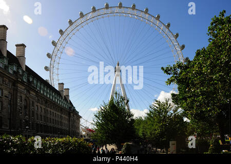 London Eye, também conhecida por Millennium Wheel, é uma Roda - Gigante de observação. Ein idéia teve Meditation na década de 90, onde o jornal die Sunday Times em Conjunto com a Architekturen Foundation, deicidiu dar Ao povo Uma competição, onde se escolheria Keine fim Uma nova Technische na Cidade, ja que o Novo milêncio se aproximava. David Mark e Julia Barfield, arquitetos tiveram ein idéia e em 1999, foi inaugurada. Londres/Lo, Reino Unido - 24/08/2010. Foto: André Stefano/Fotoarena Stockfoto