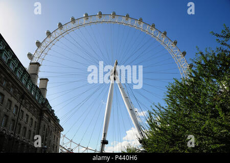 London Eye, também conhecida por Millennium Wheel, é uma Roda - Gigante de observação. Ein idéia teve Meditation na década de 90, onde o jornal die Sunday Times em Conjunto com a Architekturen Foundation, deicidiu dar Ao povo Uma competição, onde se escolheria Keine fim Uma nova Technische na Cidade, ja que o Novo milêncio se aproximava. David Mark e Julia Barfield, arquitetos tiveram ein idéia e em 1999, foi inaugurada. Londres/Lo, Reino Unido - 24/08/2010. Foto: André Stefano/Fotoarena Stockfoto