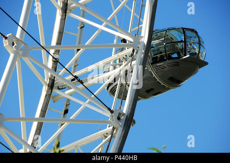 London Eye, também conhecida por Millennium Wheel, é uma Roda - Gigante de observação. Ein idéia teve Meditation na década de 90, onde o jornal die Sunday Times em Conjunto com a Architekturen Foundation, deicidiu dar Ao povo Uma competição, onde se escolheria Keine fim Uma nova Technische na Cidade, ja que o Novo milêncio se aproximava. David Mark e Julia Barfield, arquitetos tiveram ein idéia e em 1999, foi inaugurada. Londres/Lo, Reino Unido - 24/08/2010. Foto: André Stefano/Fotoarena Stockfoto