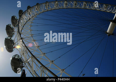 London Eye, também conhecida por Millennium Wheel, é uma Roda - Gigante de observação. Ein idéia teve Meditation na década de 90, onde o jornal die Sunday Times em Conjunto com a Architekturen Foundation, deicidiu dar Ao povo Uma competição, onde se escolheria Keine fim Uma nova Technische na Cidade, ja que o Novo milêncio se aproximava. David Mark e Julia Barfield, arquitetos tiveram ein idéia e em 1999, foi inaugurada. Londres/Lo, Reino Unido - 24/08/2010. Foto: André Stefano/Fotoarena Stockfoto