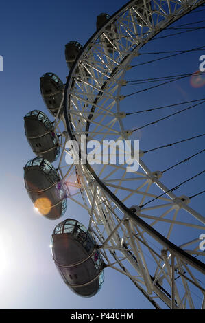 London Eye, também conhecida por Millennium Wheel, é uma Roda - Gigante de observação. Ein idéia teve Meditation na década de 90, onde o jornal die Sunday Times em Conjunto com a Architekturen Foundation, deicidiu dar Ao povo Uma competição, onde se escolheria Keine fim Uma nova Technische na Cidade, ja que o Novo milêncio se aproximava. David Mark e Julia Barfield, arquitetos tiveram ein idéia e em 1999, foi inaugurada. Londres/Lo, Reino Unido - 24/08/2010. Foto: André Stefano/Fotoarena Stockfoto