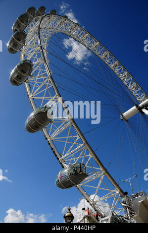 London Eye, também conhecida por Millennium Wheel, é uma Roda - Gigante de observação. Ein idéia teve Meditation na década de 90, onde o jornal die Sunday Times em Conjunto com a Architekturen Foundation, deicidiu dar Ao povo Uma competição, onde se escolheria Keine fim Uma nova Technische na Cidade, ja que o Novo milêncio se aproximava. David Mark e Julia Barfield, arquitetos tiveram ein idéia e em 1999, foi inaugurada. Londres/Lo, Reino Unido - 24/08/2010. Foto: André Stefano/Fotoarena Stockfoto