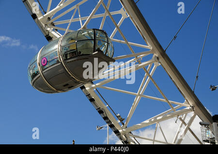 London Eye, também conhecida por Millennium Wheel, é uma Roda - Gigante de observação. Ein idéia teve Meditation na década de 90, onde o jornal die Sunday Times em Conjunto com a Architekturen Foundation, deicidiu dar Ao povo Uma competição, onde se escolheria Keine fim Uma nova Technische na Cidade, ja que o Novo milêncio se aproximava. David Mark e Julia Barfield, arquitetos tiveram ein idéia e em 1999, foi inaugurada. Londres/Lo, Reino Unido - 24/08/2010. Foto: André Stefano/Fotoarena Stockfoto