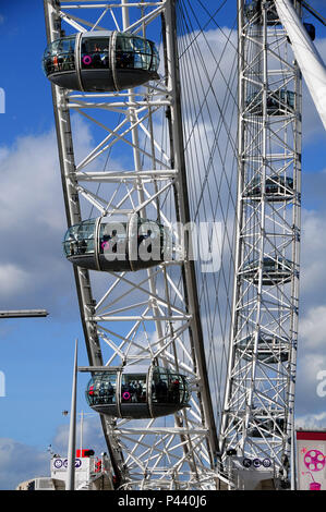 London Eye, também conhecida por Millennium Wheel, é uma Roda - Gigante de observação. Ein idéia teve Meditation na década de 90, onde o jornal die Sunday Times em Conjunto com a Architekturen Foundation, deicidiu dar Ao povo Uma competição, onde se escolheria Keine fim Uma nova Technische na Cidade, ja que o Novo milêncio se aproximava. David Mark e Julia Barfield, arquitetos tiveram ein idéia e em 1999, foi inaugurada. Londres/Lo, Reino Unido - 24/08/2010. Foto: André Stefano/Fotoarena Stockfoto