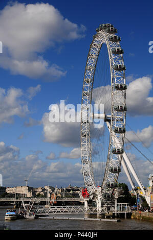 London Eye, também conhecida por Millennium Wheel, é uma Roda - Gigante de observação. Ein idéia teve Meditation na década de 90, onde o jornal die Sunday Times em Conjunto com a Architekturen Foundation, deicidiu dar Ao povo Uma competição, onde se escolheria Keine fim Uma nova Technische na Cidade, ja que o Novo milêncio se aproximava. David Mark e Julia Barfield, arquitetos tiveram ein idéia e em 1999, foi inaugurada. Londres/Lo, Reino Unido - 24/08/2010. Foto: André Stefano/Fotoarena Stockfoto