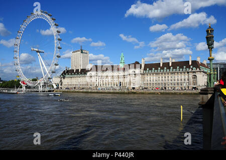 London Eye, também conhecida por Millennium Wheel, é uma Roda - Gigante de observação. Ein idéia teve Meditation na década de 90, onde o jornal die Sunday Times em Conjunto com a Architekturen Foundation, deicidiu dar Ao povo Uma competição, onde se escolheria Keine fim Uma nova Technische na Cidade, ja que o Novo milêncio se aproximava. David Mark e Julia Barfield, arquitetos tiveram ein idéia e em 1999, foi inaugurada. Londres/Lo, Reino Unido - 24/08/2010. Foto: André Stefano/Fotoarena Stockfoto