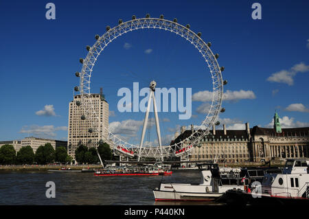 London Eye, também conhecida por Millennium Wheel, é uma Roda - Gigante de observação. Ein idéia teve Meditation na década de 90, onde o jornal die Sunday Times em Conjunto com a Architekturen Foundation, deicidiu dar Ao povo Uma competição, onde se escolheria Keine fim Uma nova Technische na Cidade, ja que o Novo milêncio se aproximava. David Mark e Julia Barfield, arquitetos tiveram ein idéia e em 1999, foi inaugurada. Londres/Lo, Reino Unido - 24/08/2010. Foto: André Stefano/Fotoarena Stockfoto