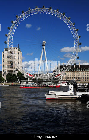 London Eye, também conhecida por Millennium Wheel, é uma Roda - Gigante de observação. Ein idéia teve Meditation na década de 90, onde o jornal die Sunday Times em Conjunto com a Architekturen Foundation, deicidiu dar Ao povo Uma competição, onde se escolheria Keine fim Uma nova Technische na Cidade, ja que o Novo milêncio se aproximava. David Mark e Julia Barfield, arquitetos tiveram ein idéia e em 1999, foi inaugurada. Londres/Lo, Reino Unido - 24/08/2010. Foto: André Stefano/Fotoarena Stockfoto