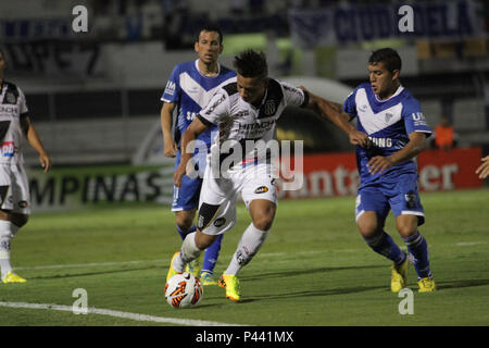 CAMPINAS, SP - 31/10/2013: PONTE PRETA X Velez Sarsfield - Lance durante Partida entre Ponte Preta x Velez Sarsfield, vÃ¡Lida pela Copa Sul-Americana, realizada keine EstÃ¡dio MoisÃ © s Lucarelli. (Foto: Gustavo Magnusson/Fotoarena) Stockfoto