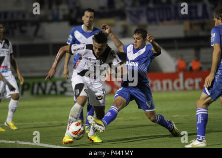 CAMPINAS, SP - 31/10/2013: PONTE PRETA X Velez Sarsfield - Lance durante Partida entre Ponte Preta x Velez Sarsfield, vÃ¡Lida pela Copa Sul-Americana, realizada keine EstÃ¡dio MoisÃ © s Lucarelli. (Foto: Gustavo Magnusson/Fotoarena) Stockfoto