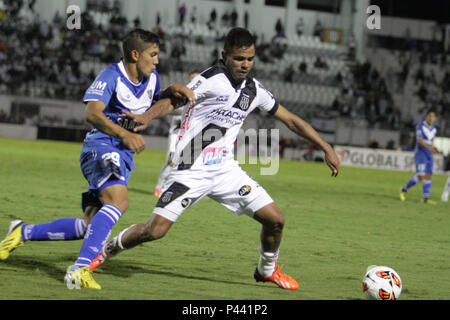 CAMPINAS, SP - 31/10/2013: PONTE PRETA X Velez Sarsfield - Lance da Partida entre Ponte Preta x Velez Sarsfield, vÃ¡Lida pela Copa Sul-Americana, realizada keine EstÃ¡dio MoisÃ © s Lucarelli. (Foto: Gustavo Magnusson/Fotoarena) Stockfoto