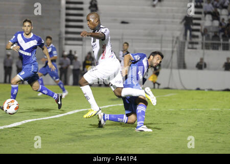 CAMPINAS, SP - 31/10/2013: PONTE PRETA X Velez Sarsfield - Lance da Partida entre Ponte Preta x Velez Sarsfield, vÃ¡Lida pela Copa Sul-Americana, realizada keine EstÃ¡dio MoisÃ © s Lucarelli. (Foto: Gustavo Magnusson/Fotoarena) Stockfoto