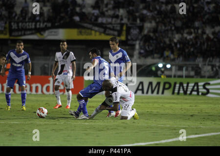 CAMPINAS, SP - 31/10/2013: PONTE PRETA X Velez Sarsfield - Lance da Partida entre Ponte Preta x Velez Sarsfield, vÃ¡Lida pela Copa Sul-Americana, realizada keine EstÃ¡dio MoisÃ © s Lucarelli. (Foto: Gustavo Magnusson/Fotoarena) Stockfoto