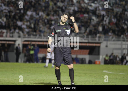 CAMPINAS, SP - 31/10/2013: PONTE PRETA X Velez Sarsfield - Lance da Partida entre Ponte Preta x Velez Sarsfield, vÃ¡Lida pela Copa Sul-Americana, realizada keine EstÃ¡dio MoisÃ © s Lucarelli. (Foto: Gustavo Magnusson/Fotoarena) Stockfoto