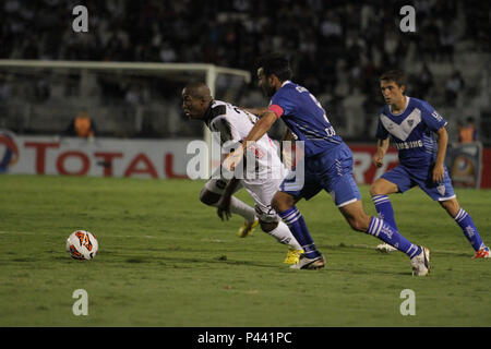 CAMPINAS, SP - 31/10/2013: PONTE PRETA X Velez Sarsfield - Lance da Partida entre Ponte Preta x Velez Sarsfield, vÃ¡Lida pela Copa Sul-Americana, realizada keine EstÃ¡dio MoisÃ © s Lucarelli. (Foto: Gustavo Magnusson/Fotoarena) Stockfoto