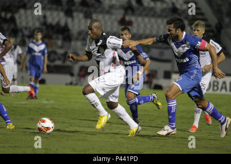 CAMPINAS, SP - 31/10/2013: PONTE PRETA X Velez Sarsfield - Lance da Partida entre Ponte Preta x Velez Sarsfield, vÃ¡Lida pela Copa Sul-Americana, realizada keine EstÃ¡dio MoisÃ © s Lucarelli. (Foto: Gustavo Magnusson/Fotoarena) Stockfoto