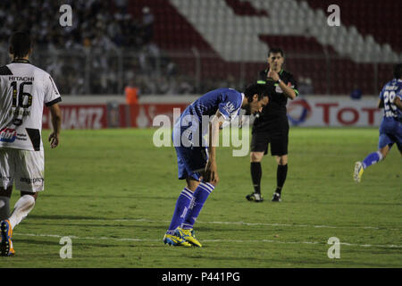 CAMPINAS, SP - 31/10/2013: PONTE PRETA X Velez Sarsfield - Lance da Partida entre Ponte Preta x Velez Sarsfield, vÃ¡Lida pela Copa Sul-Americana, realizada keine EstÃ¡dio MoisÃ © s Lucarelli. (Foto: Gustavo Magnusson/Fotoarena) Stockfoto