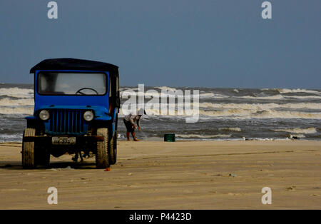 Pescador na Beira da Praia com Gaivota sobrevoando em Tramandai Litoral Norte do Rio Grande do Sul - Foto: Carlos Eduardo Quadros/Fotoarena Stockfoto