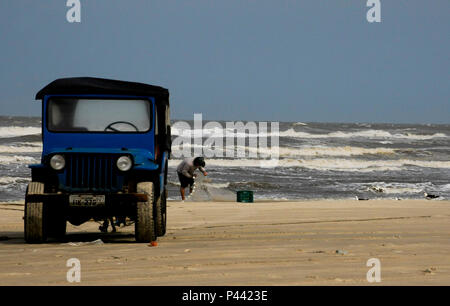 Pescador na Beira da Praia com Gaivota sobrevoando em Tramandai Litoral Norte do Rio Grande do Sul Daten: 31/10/2013 - Foto: Carlos Eduardo Quadros/Fotoarena Stockfoto