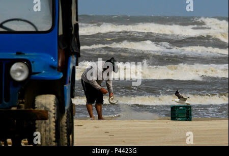 Pescador na Beira da Praia com Gaivota sobrevoando em Tramandai Litoral Norte do Rio Grande do Sul - Foto: Carlos Eduardo Quadros/Fotoarena Stockfoto